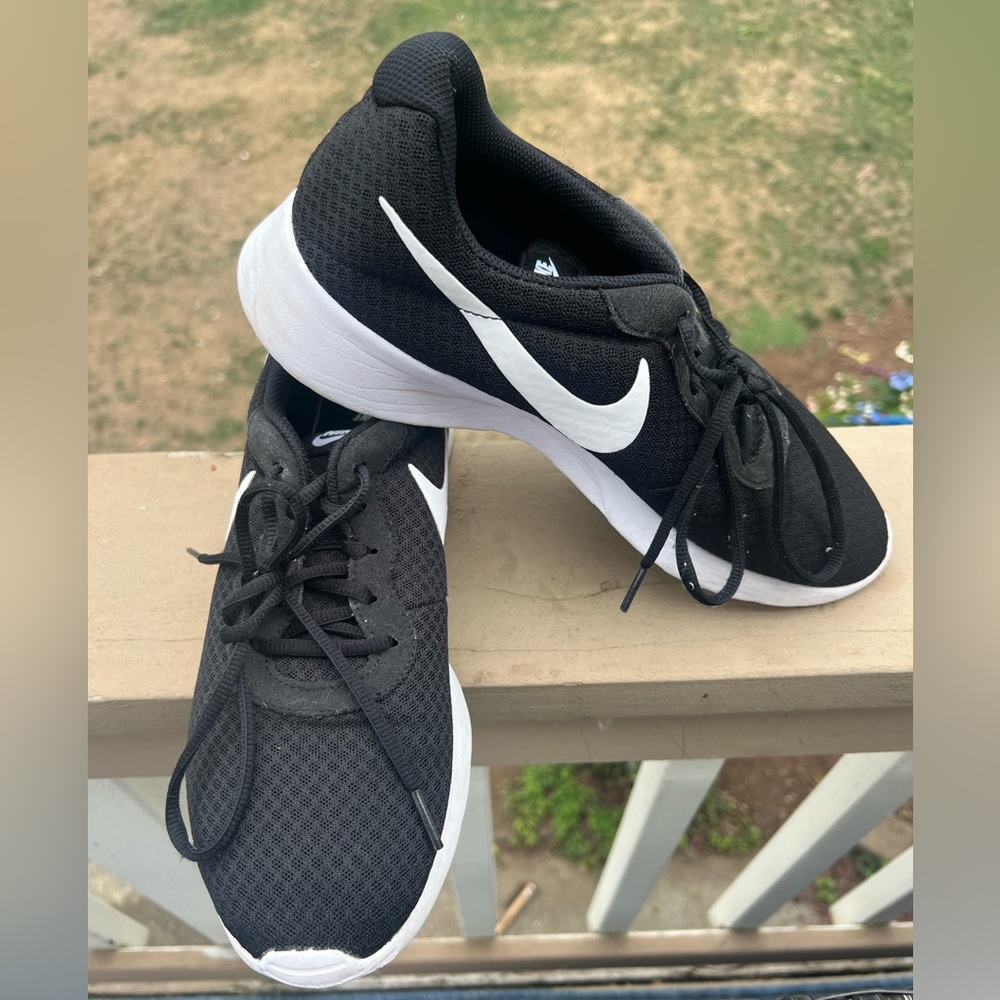 Women’s Nike tennis shoe -
Size 11